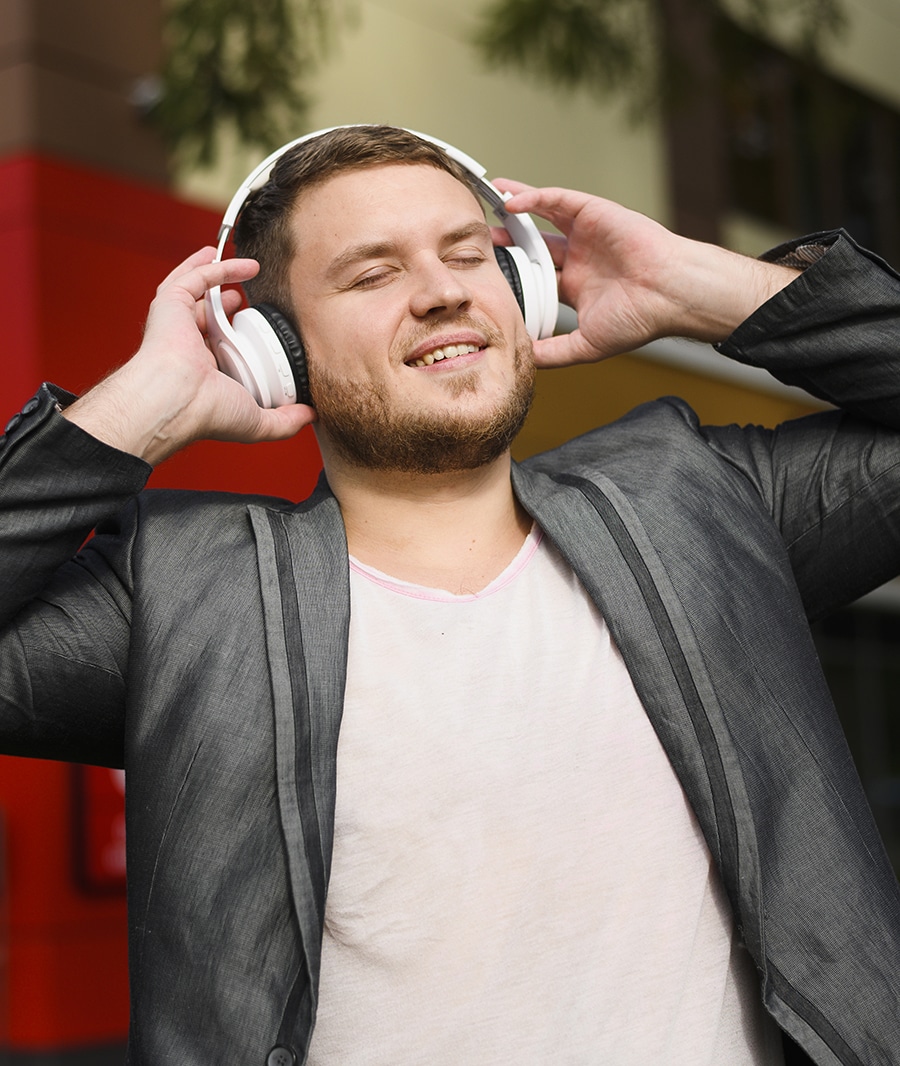 Homme heureux d'écouter de la musique